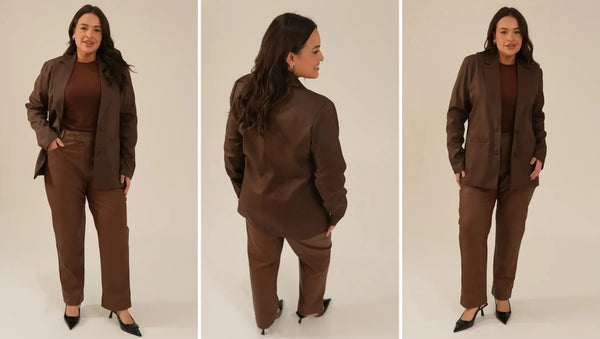 Três imagens, uma ao lado da outra, de modelo vestindo conjunto de calça, blusa e blazer na cor marrom.