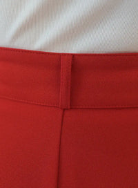 Passagem de cinto de Calca Alfaiataria Vermelha Eliana, calça de alfaiataria vermelha, modelagem reta, moderna e marcante.