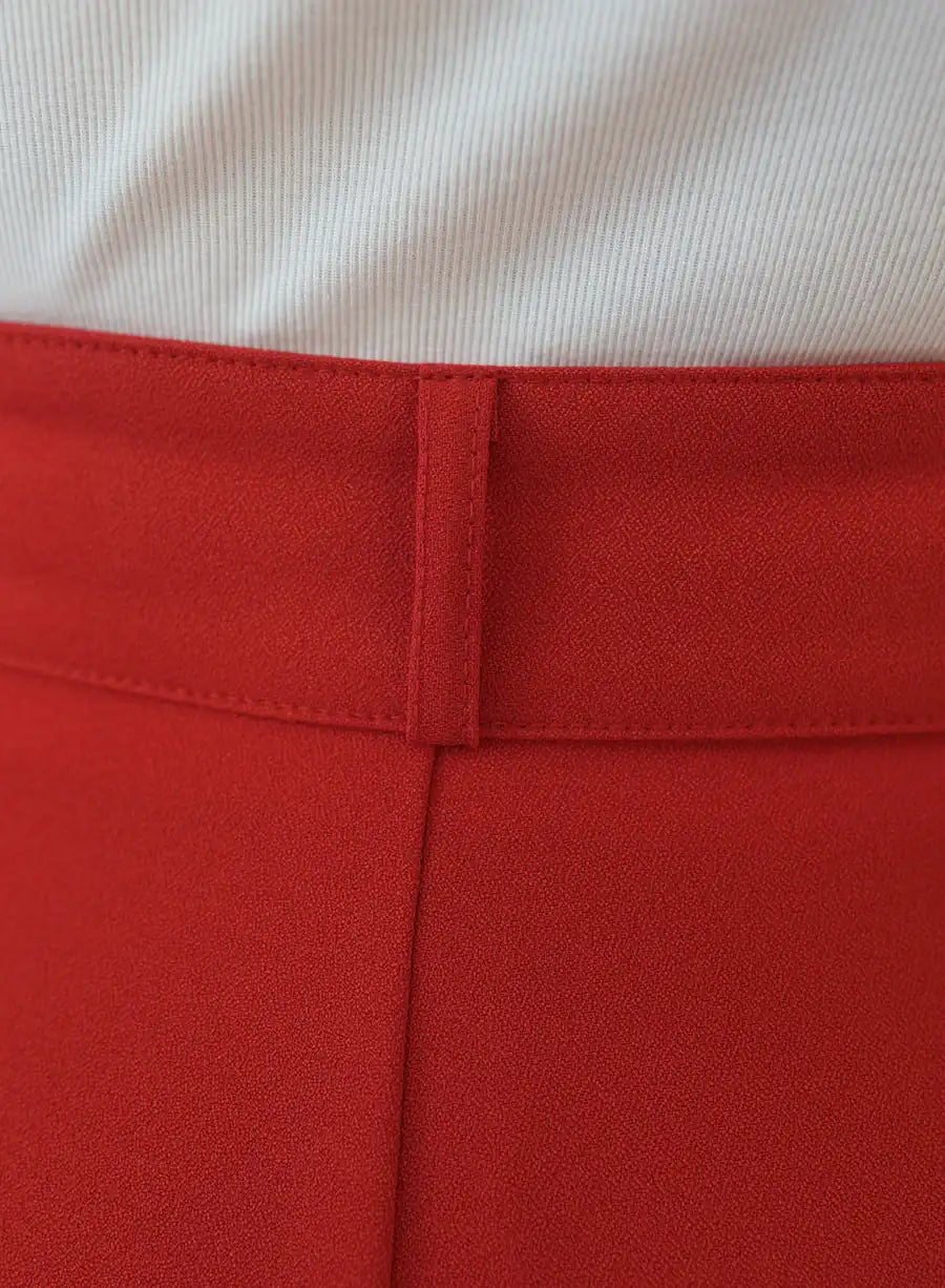 Passagem de cinto de Calca Alfaiataria Vermelha Eliana, calça de alfaiataria vermelha, modelagem reta, moderna e marcante.