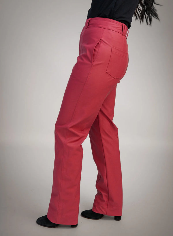 Calça vermelha Antonieta, com bolsos laterais e traseiros.