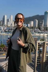 Regata Malha Canelada Tina Listrada Caramelo