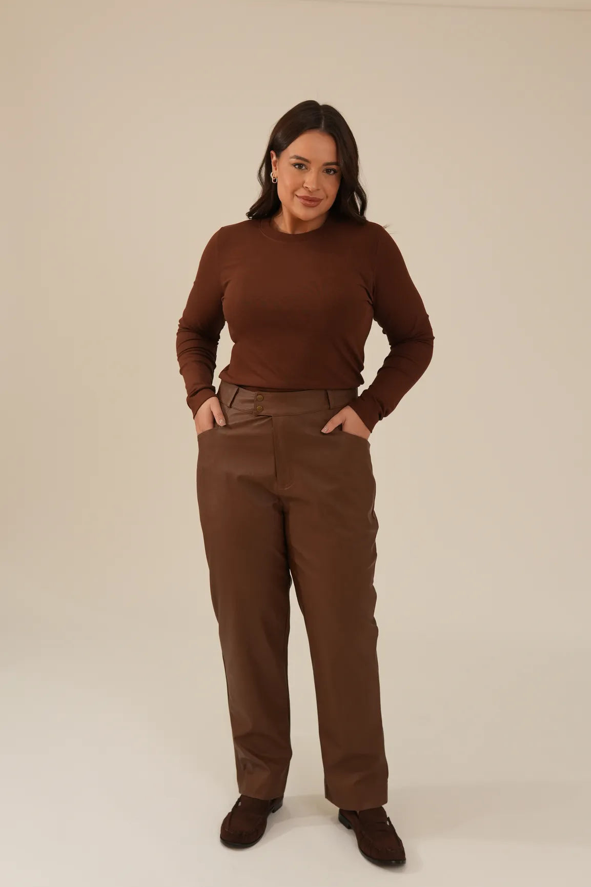Calça Reta em PU Material Sintético Marrom Eliza