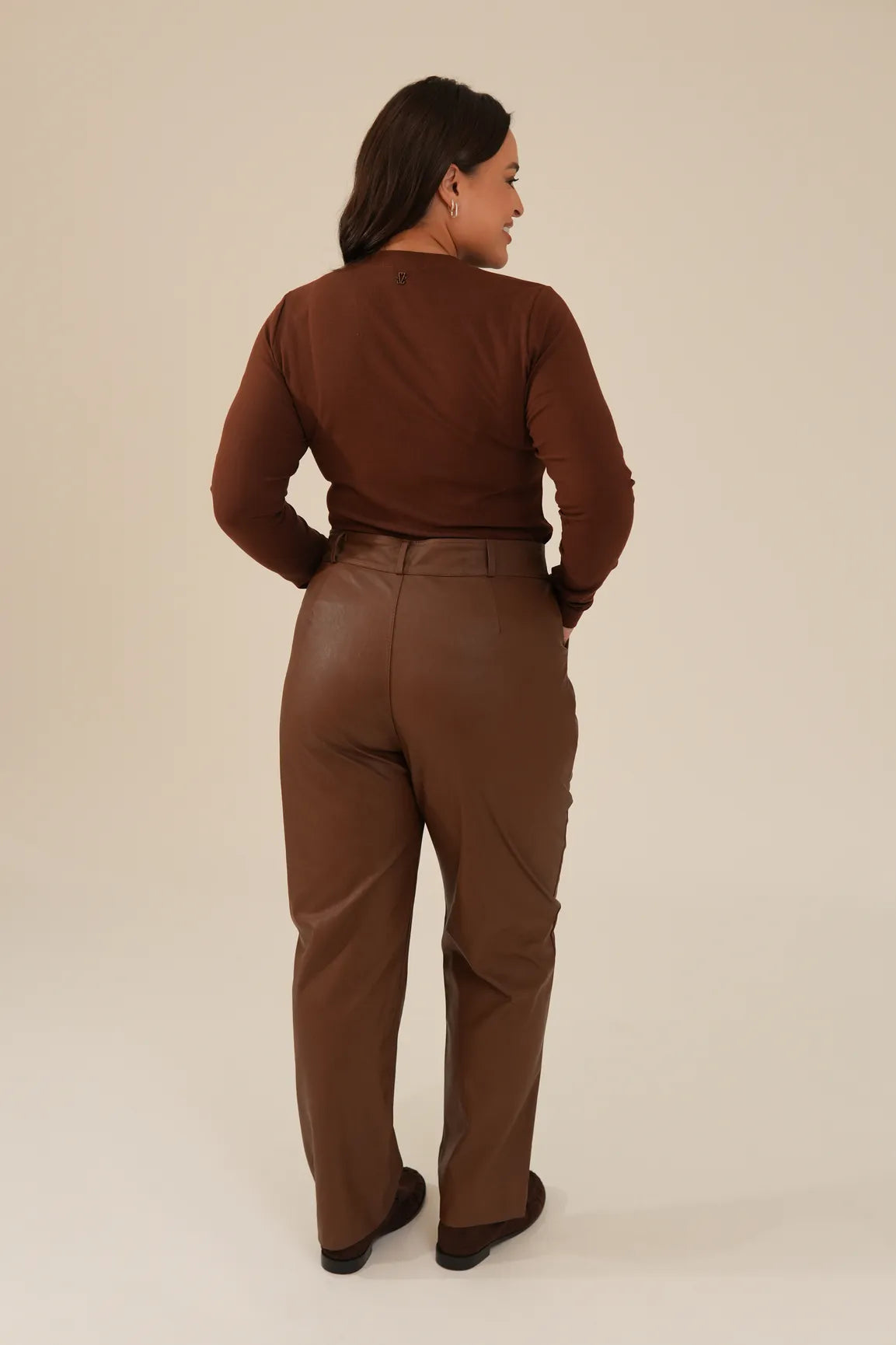 Calça Reta em PU Material Sintético Marrom Eliza