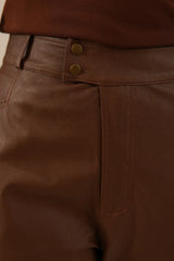 Calça Reta em PU Material Sintético Marrom Eliza