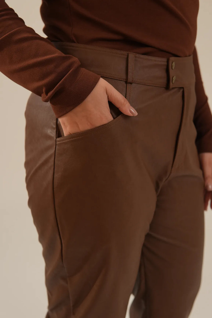 Calça Reta em PU Material Sintético Marrom Eliza