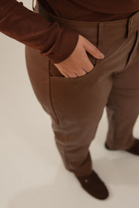 Calça Reta em PU Material Sintético Marrom Eliza