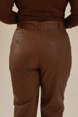 Calça Reta em PU Material Sintético Marrom Eliza
