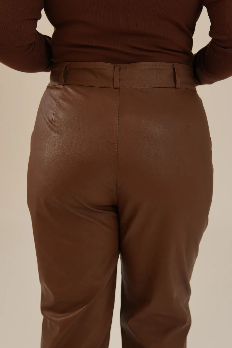 Calça Reta em PU Material Sintético Marrom Eliza