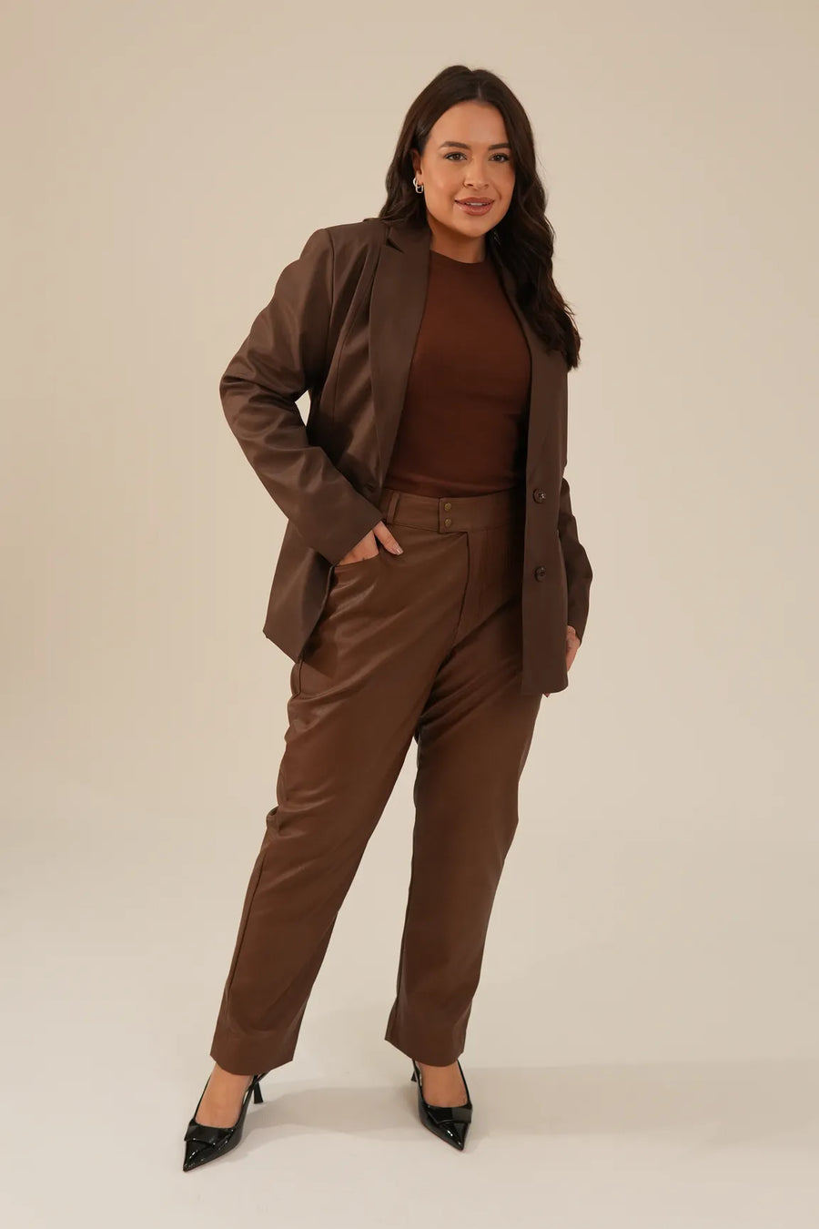 Calça Reta em PU Material Sintético Marrom Eliza