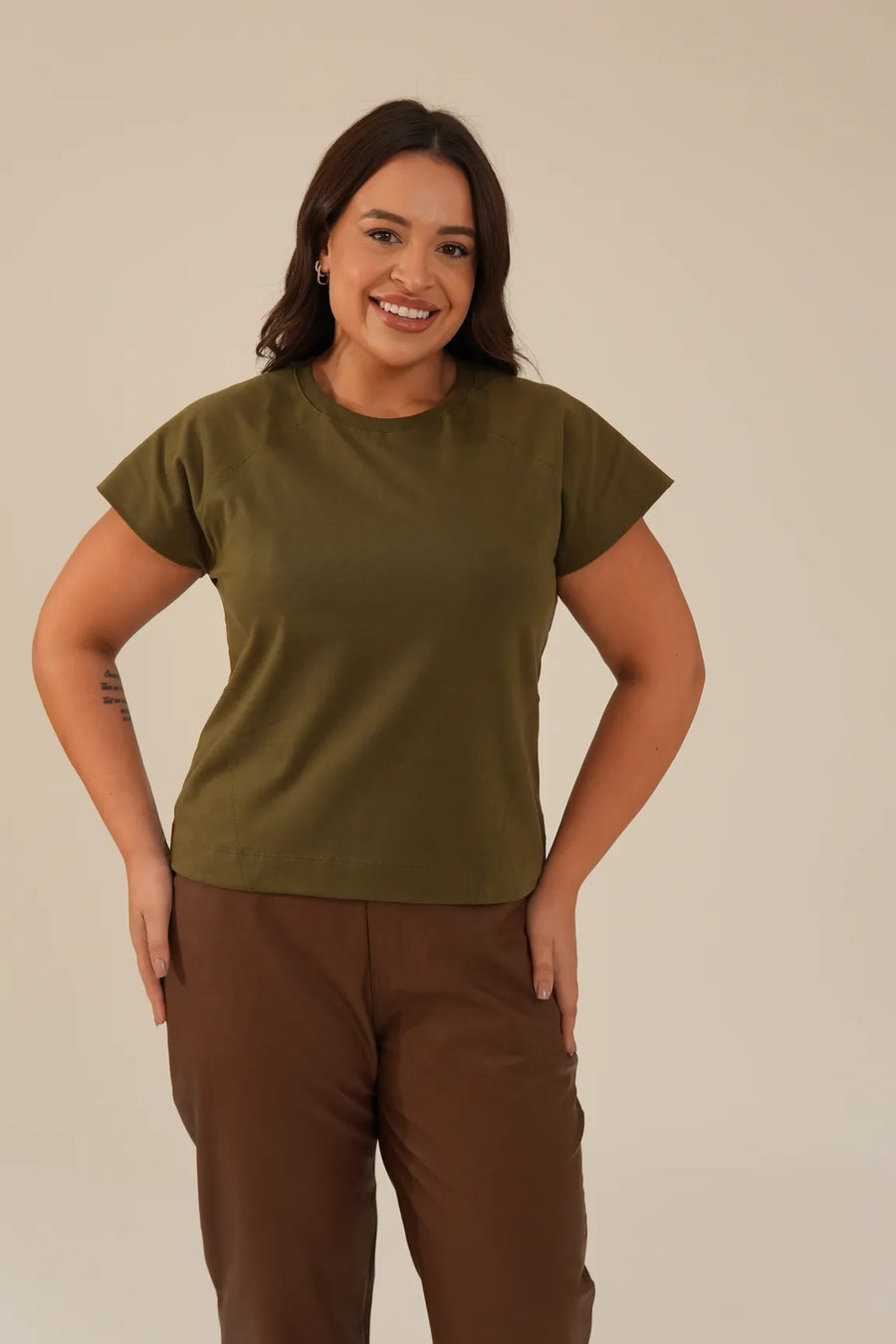 Camiseta Algodão Recortes Verde Militar Renata