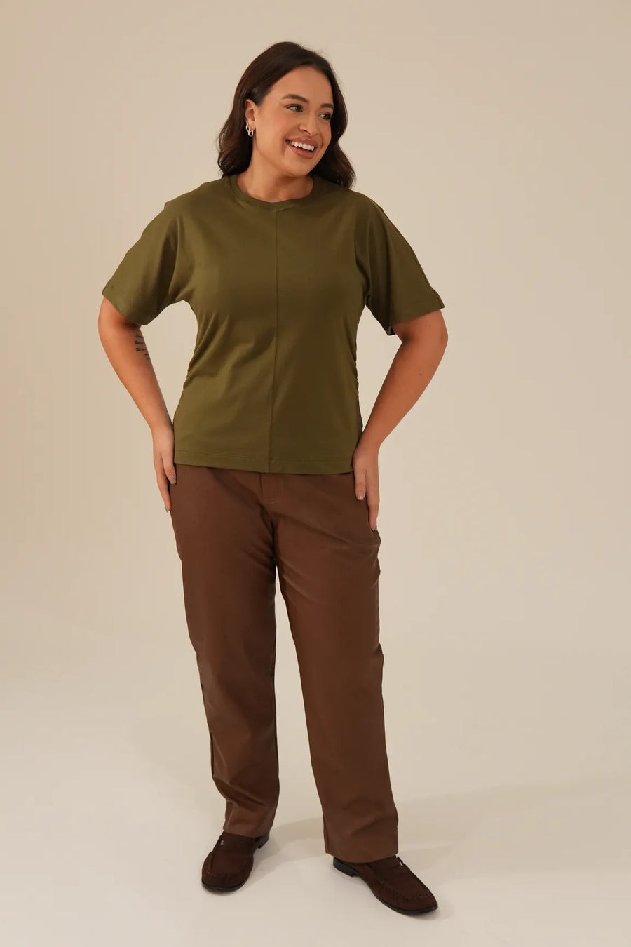 Camiseta Detalhe Franzido na Cintura Verde Militar Daniela