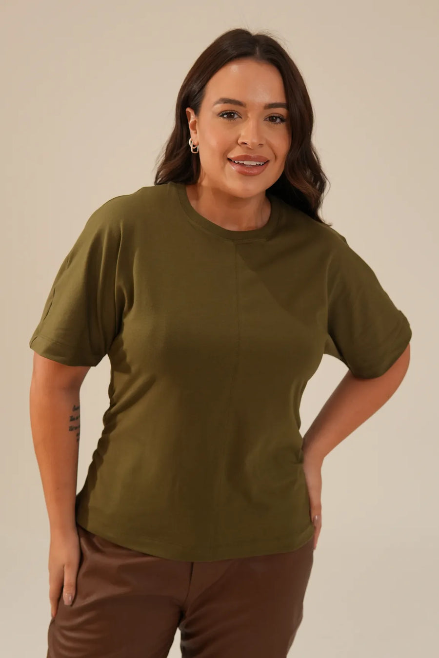 Camiseta Detalhe Franzido na Cintura Verde Militar Daniela