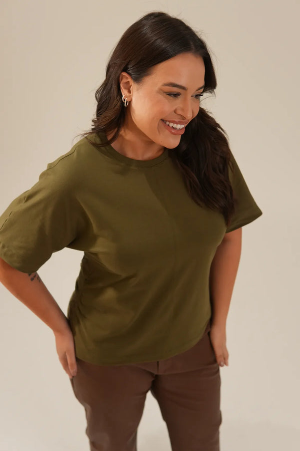 Camiseta Detalhe Franzido na Cintura Verde Militar Daniela