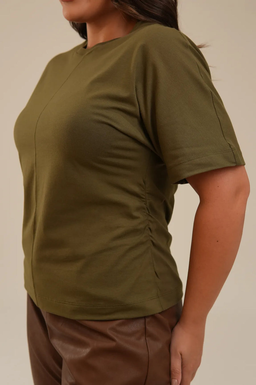 Camiseta Detalhe Franzido na Cintura Verde Militar Daniela