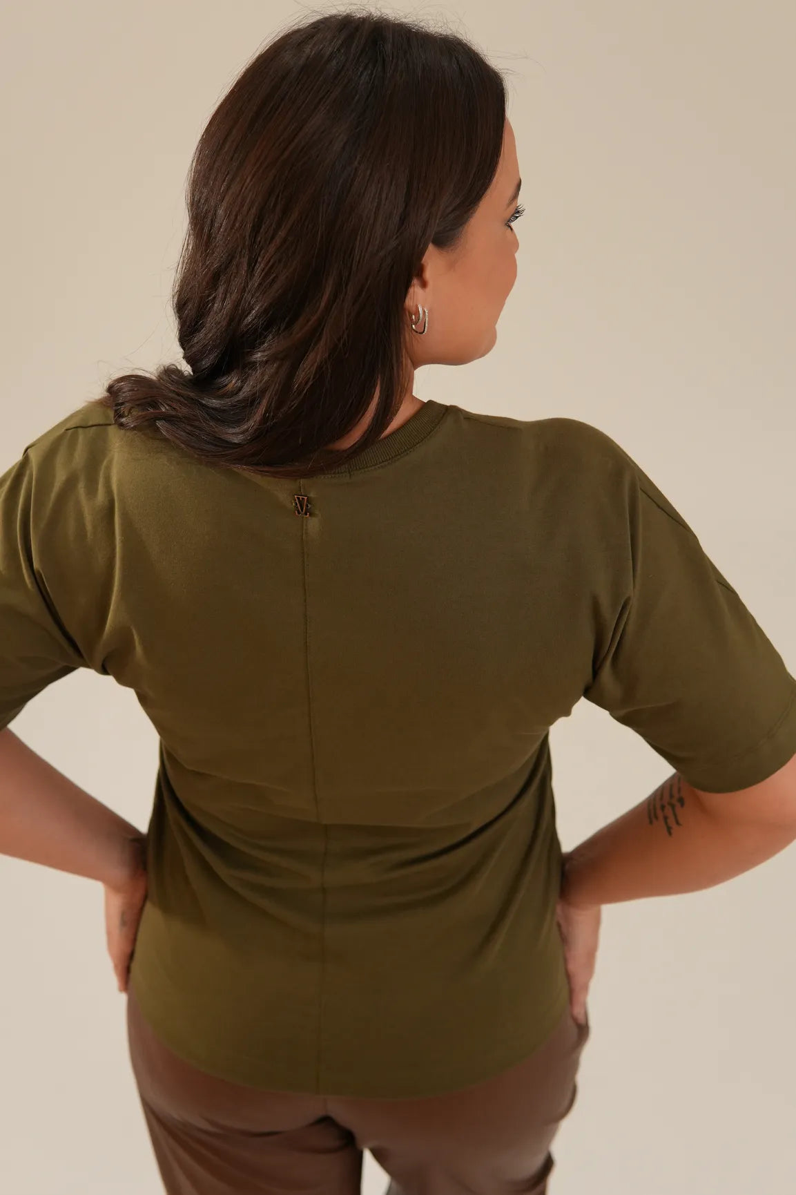 Camiseta Detalhe Franzido na Cintura Verde Militar Daniela