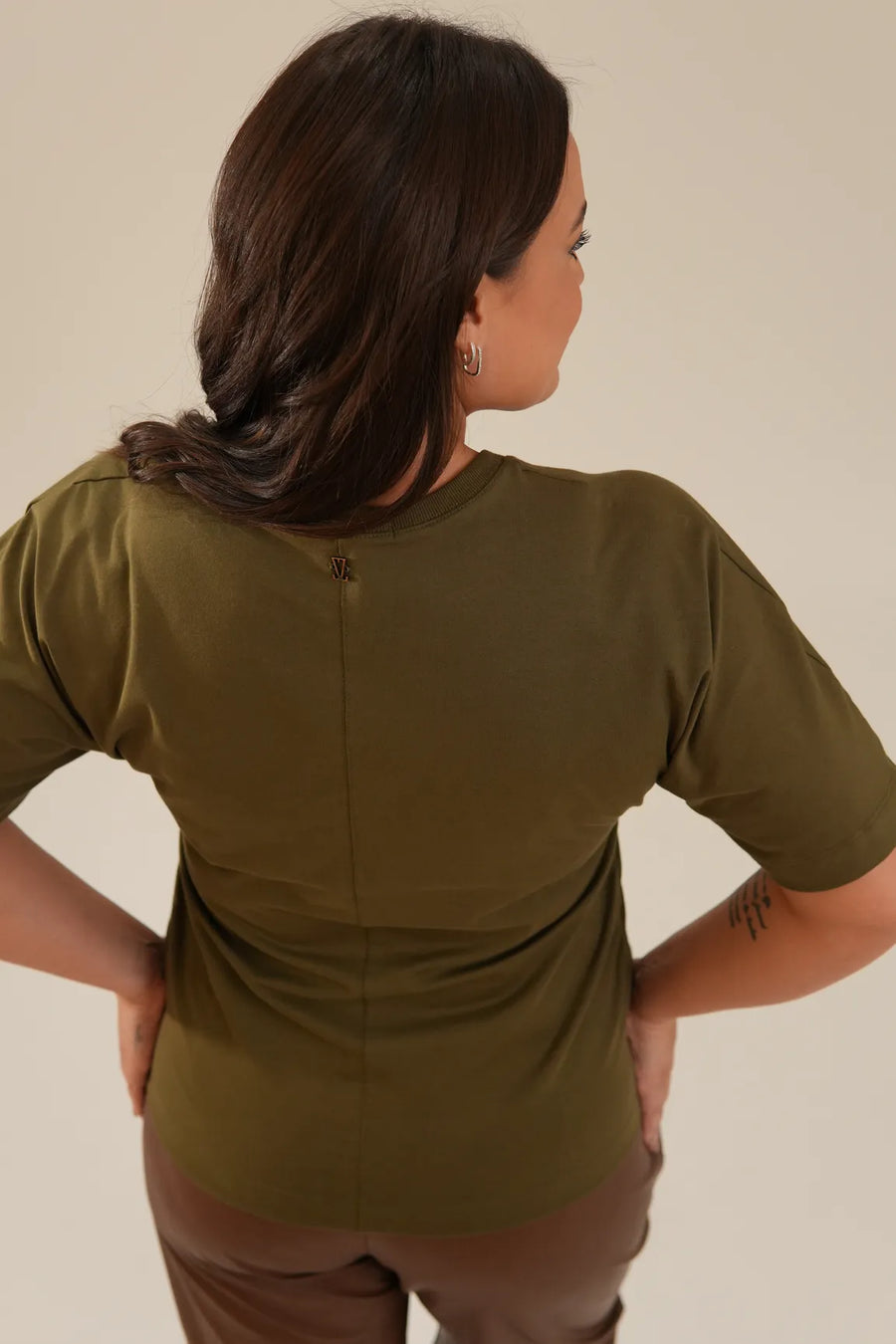 Camiseta Detalhe Franzido na Cintura Verde Militar Daniela