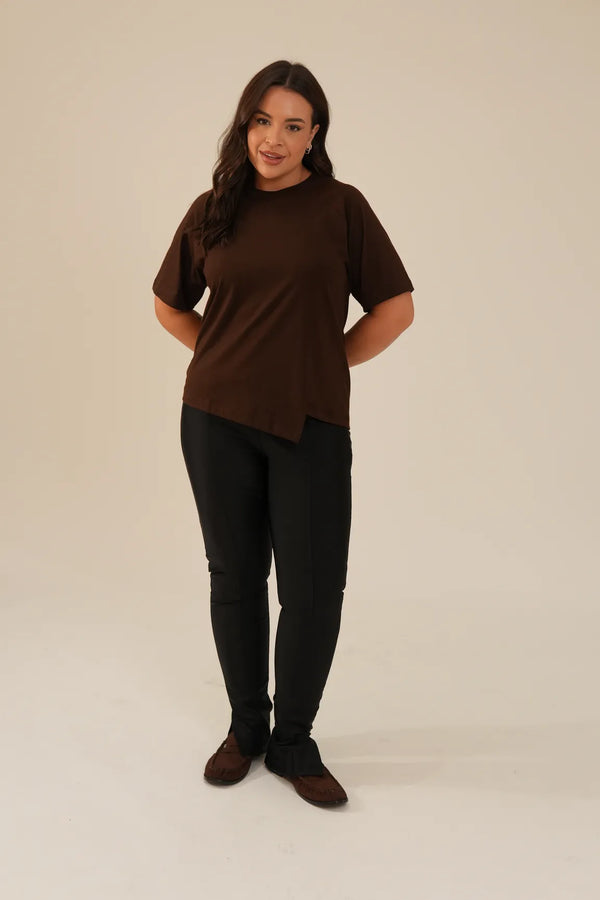 T-shirt Assimétrica Oversized Marrom Rachel