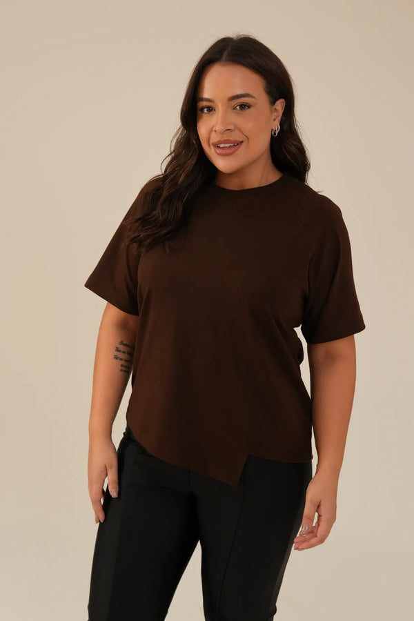 T-shirt Assimétrica Oversized Marrom Rachel