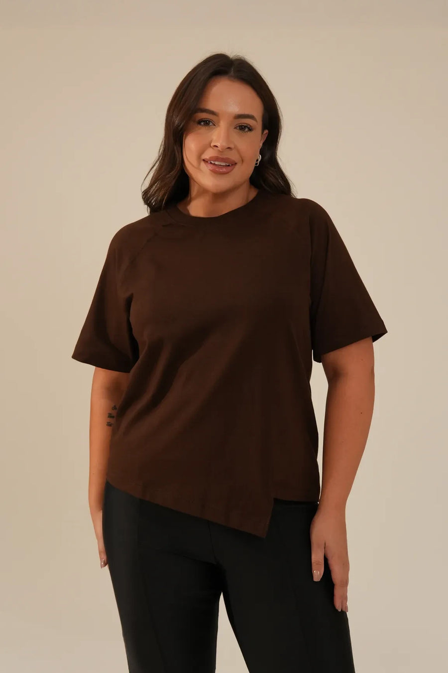 T-shirt Assimétrica Oversized Marrom Rachel