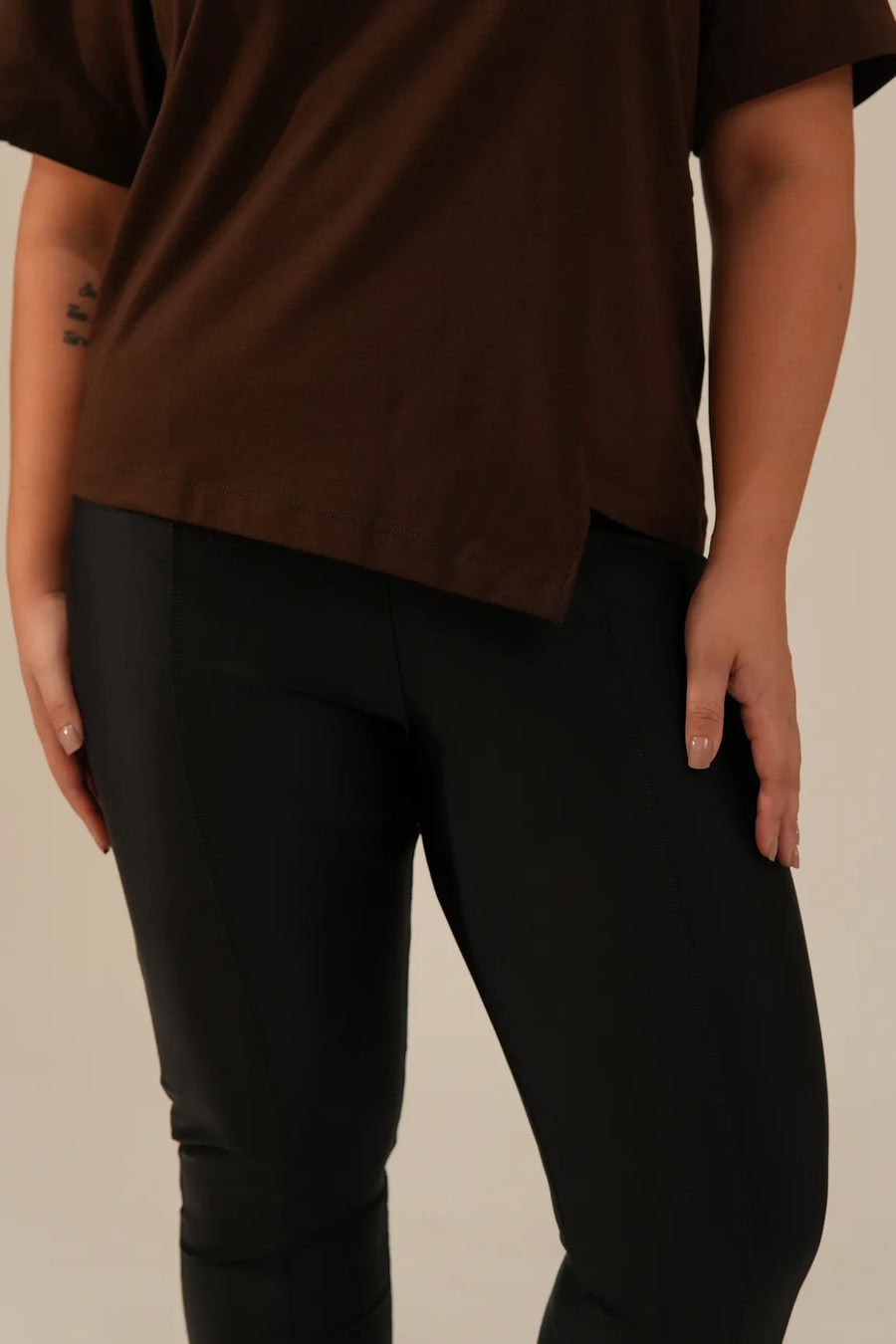 T-shirt Assimétrica Oversized Marrom Rachel