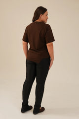 T-shirt Assimétrica Oversized Marrom Rachel