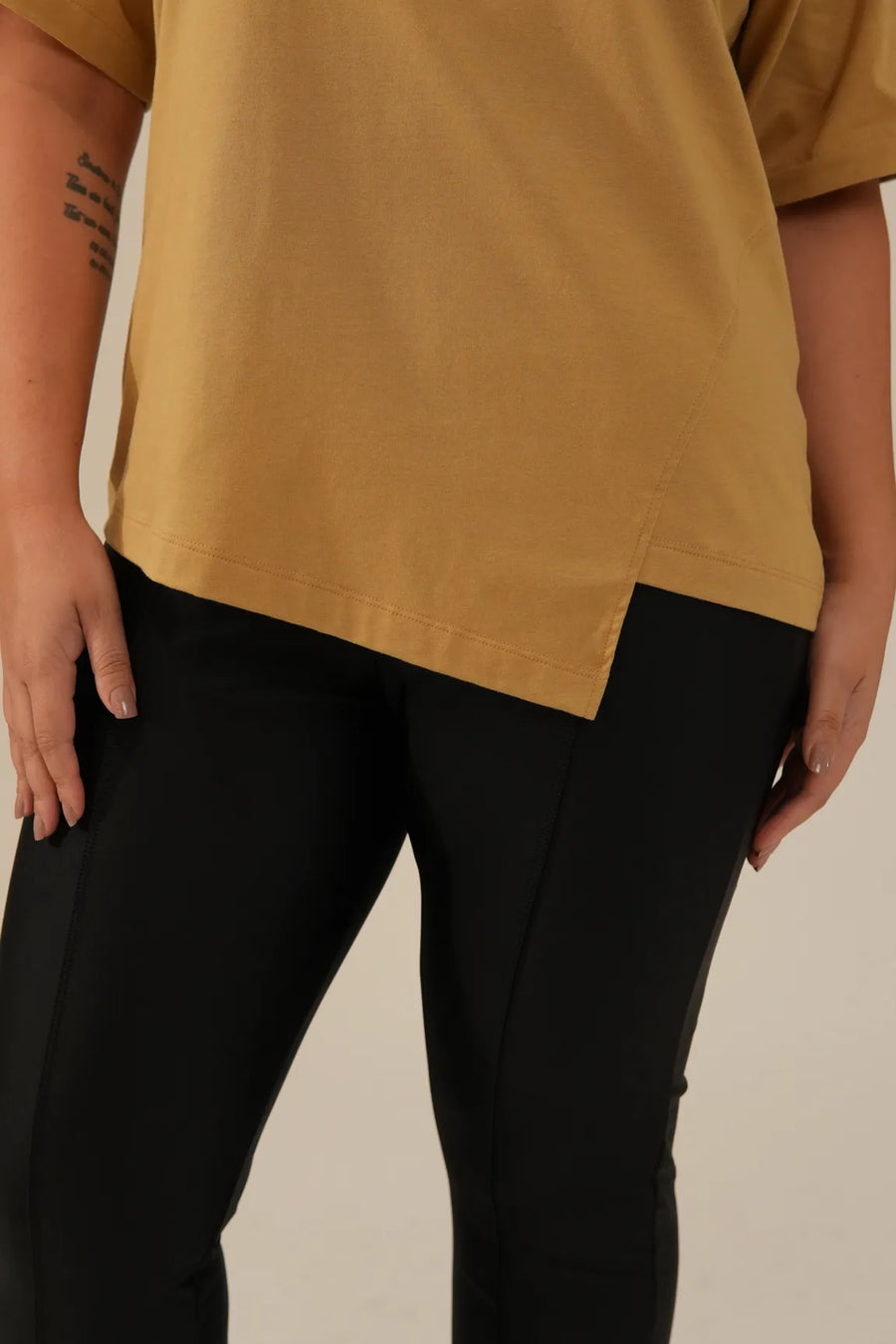 Camiseta Assimétrica Oversized Caramelo Rachel