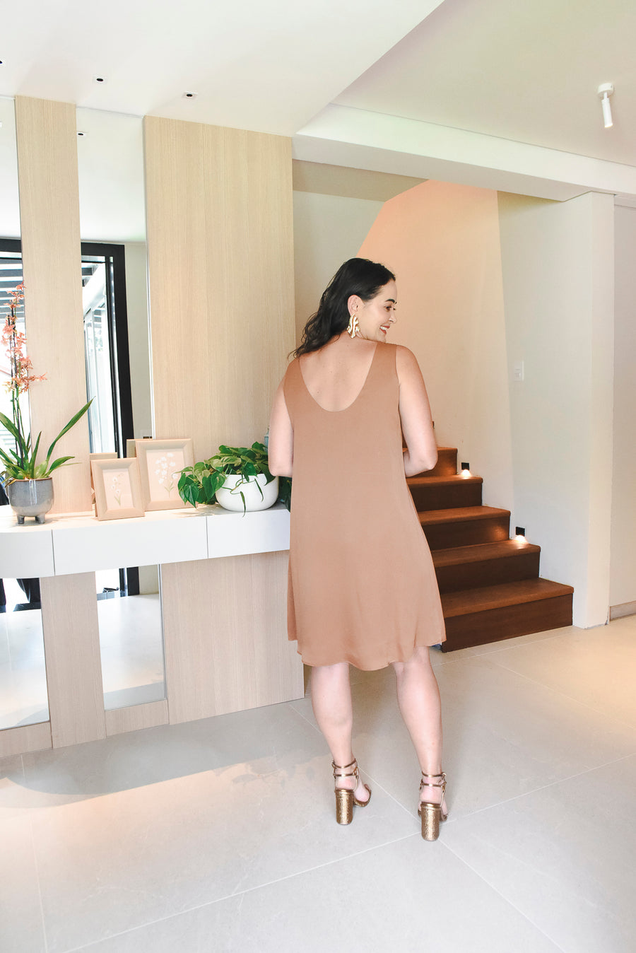 Vestido Chiara Curto com Recortes Dourado