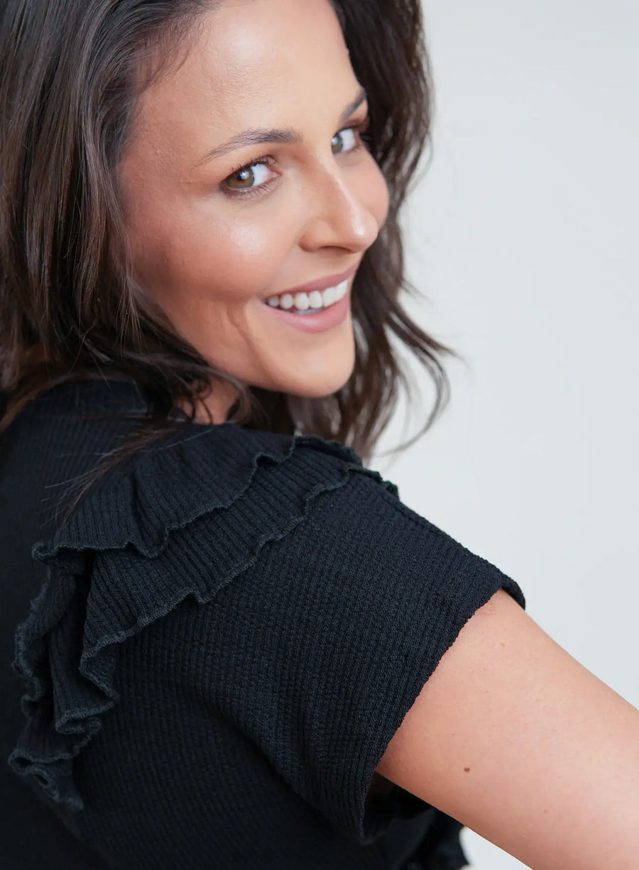Blusa com Recortes e Babados Estela Preta
