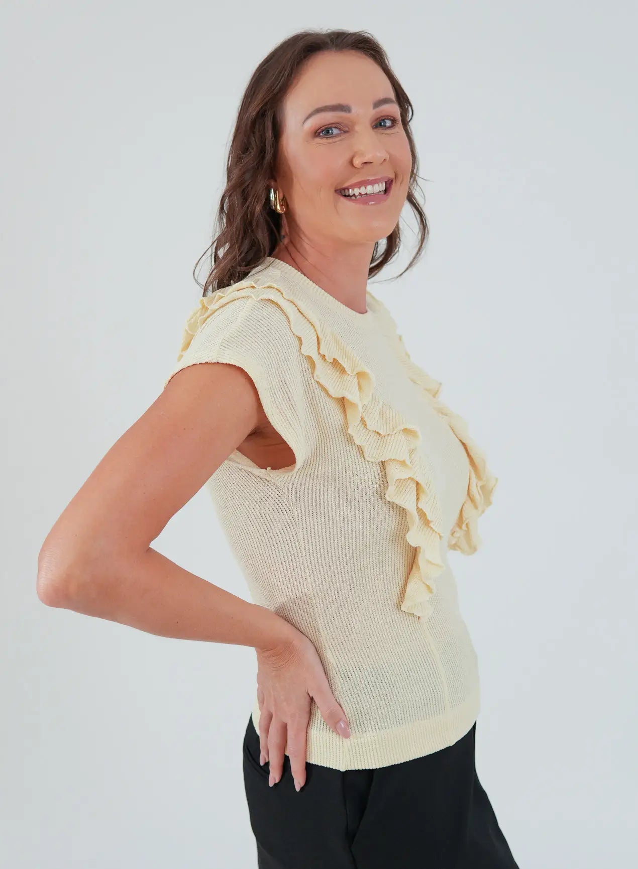 Blusa com Recortes e Babados Estela - Bege Manteiga