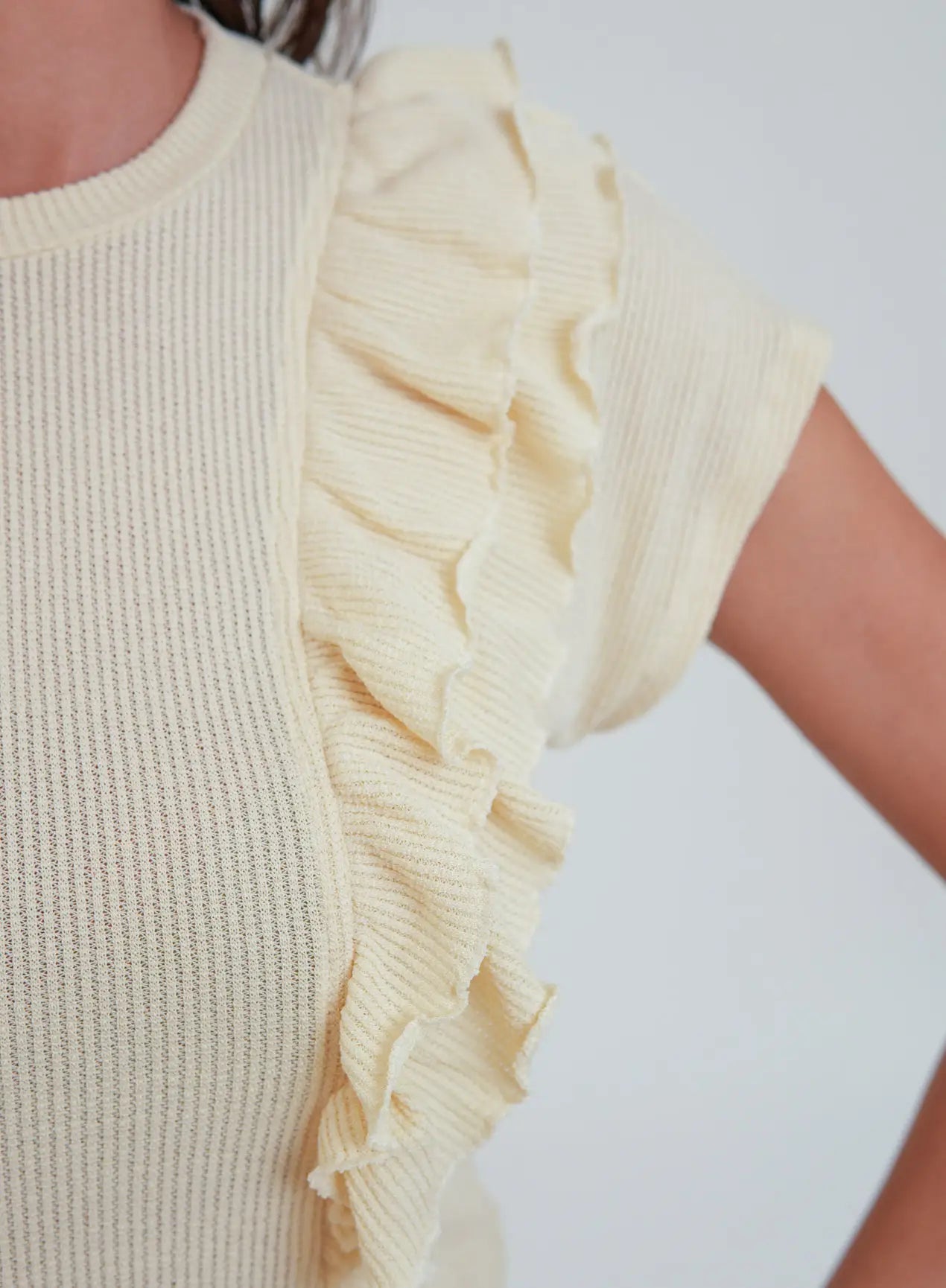 Blusa com Recortes e Babados Estela - Bege Manteiga