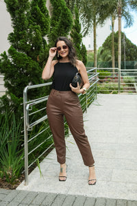 Calça Reta em PU Material Sintético Marrom Eliza