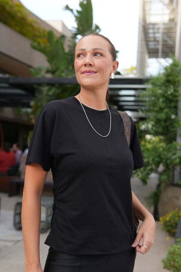 Camiseta Detalhe Franzido Preto Daniela
