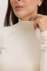 Blusa Manga Longa Gola Alta Malha Modal Melissa - Bege