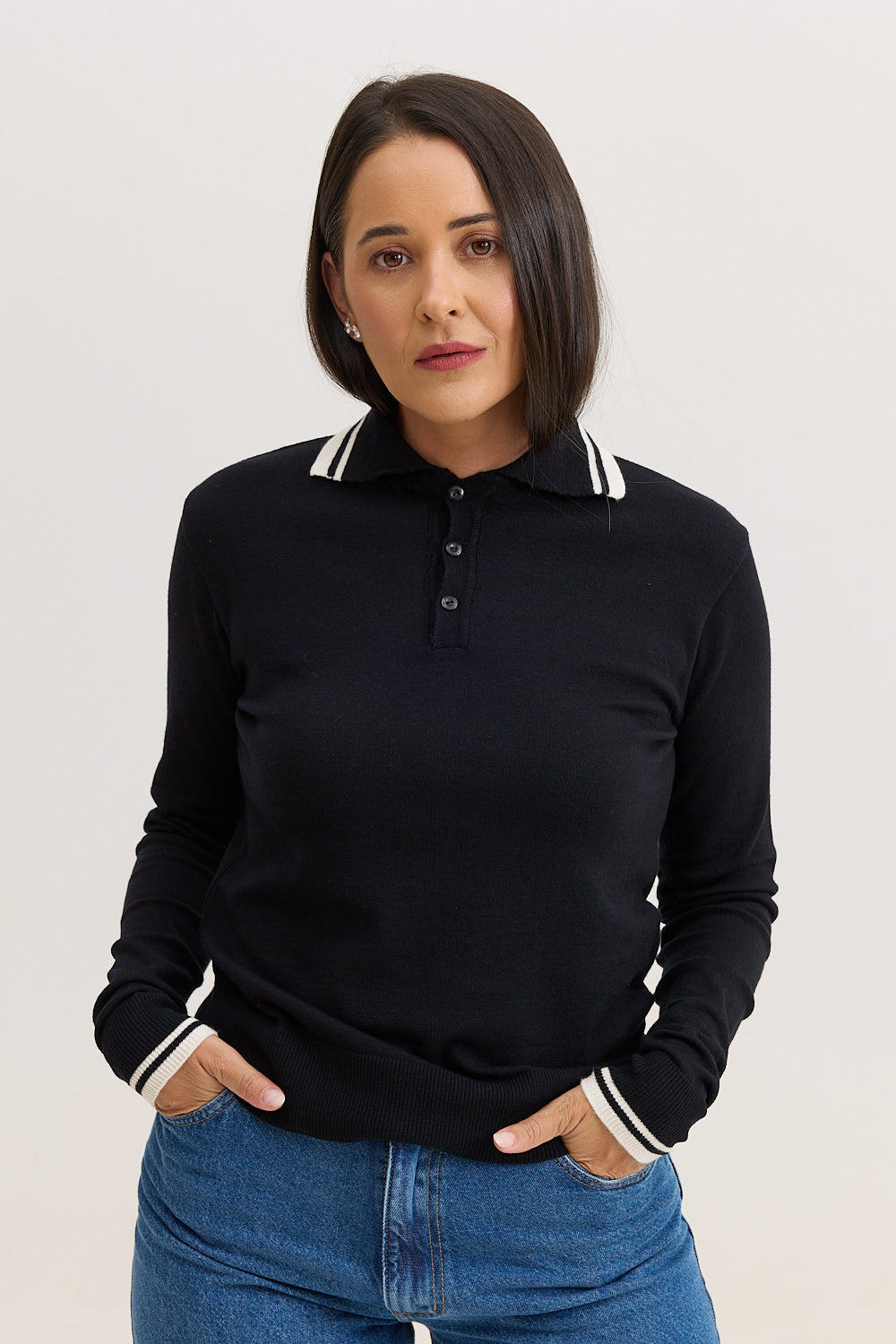 Blusa de Tricot Feminina com Gola Polo Nency - Preta com Off White