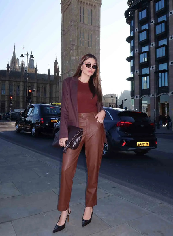 Calça Reta em PU Material Sintético Marrom Eliza