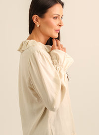 Camisa com Babados Manga Longa Betina - Bege