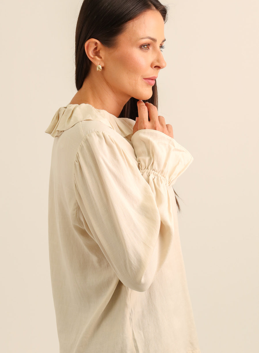 Camisa com Babados Manga Longa Betina - Bege