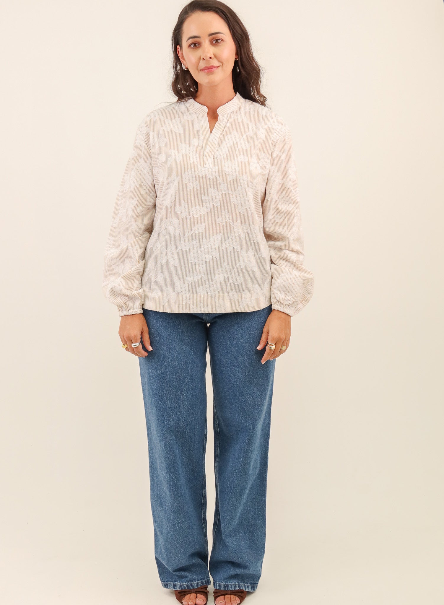 Blusa em Jacquard Listrado Manga Longa Dara - Bege