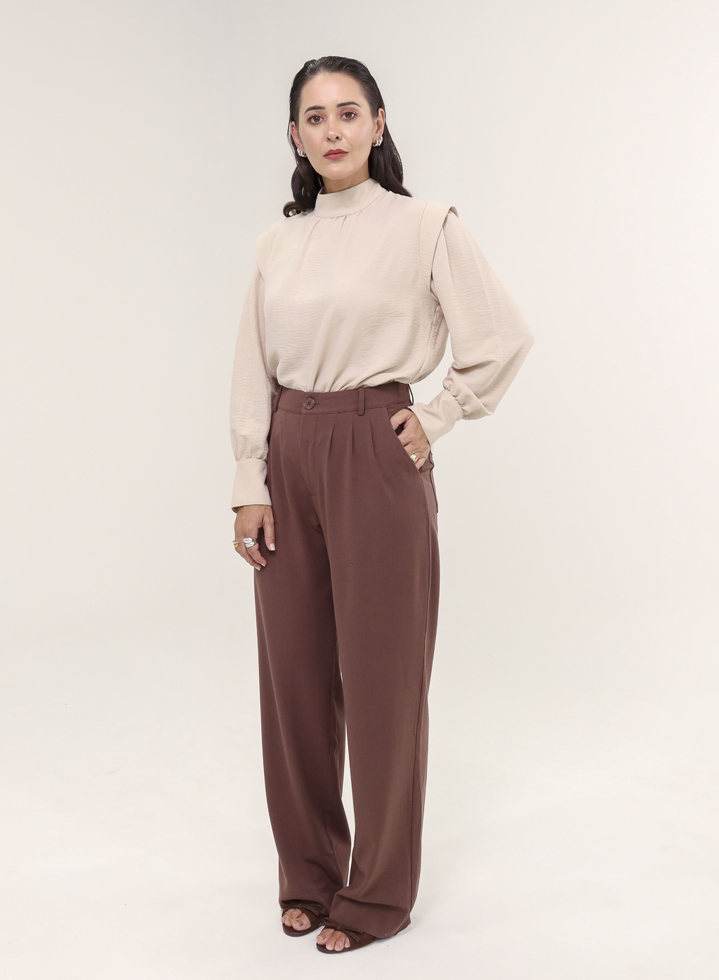 Blusa Tecido Plano Gola Alta Magy - Bege