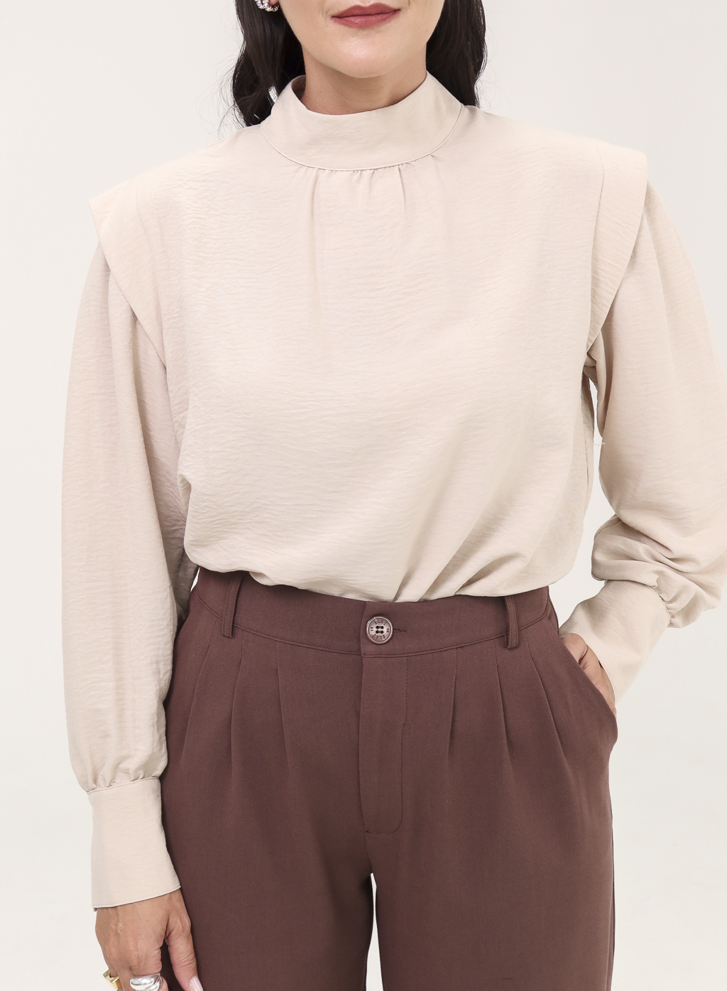 Blusa Tecido Plano Gola Alta Magy - Bege