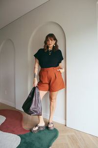 Blusa com Recortes e Babados Estela Preta