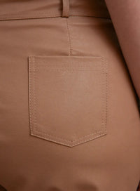 Bermuda Meia Coxa Caramelo Silvia, bermuda caramelo, meia coxa, confortável para looks de verão.