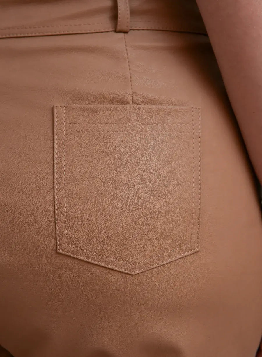 Bermuda Meia Coxa Caramelo Silvia, bermuda caramelo, meia coxa, confortável para looks de verão.