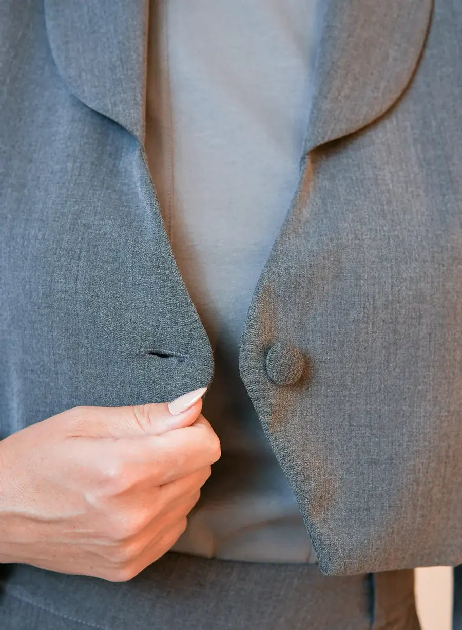 Blazer Feminino Alfaiataria Cinza Giulietta, blazer cinza, modelagem alfaiataria, visual requintado.
