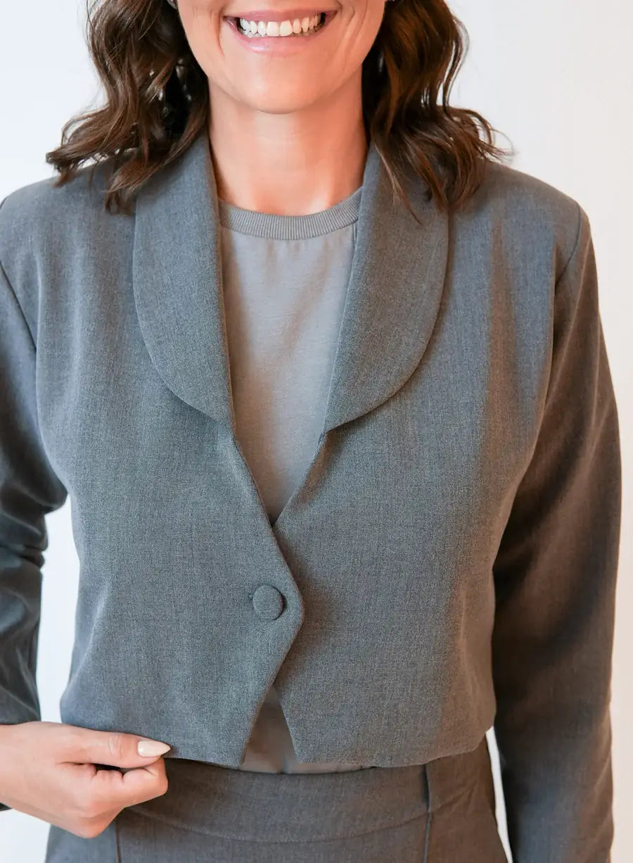 Parte da frente Blazer Feminino Alfaiataria Cinza Giulietta, blazer cinza, corte reto, visual sofisticado para o trabalho.