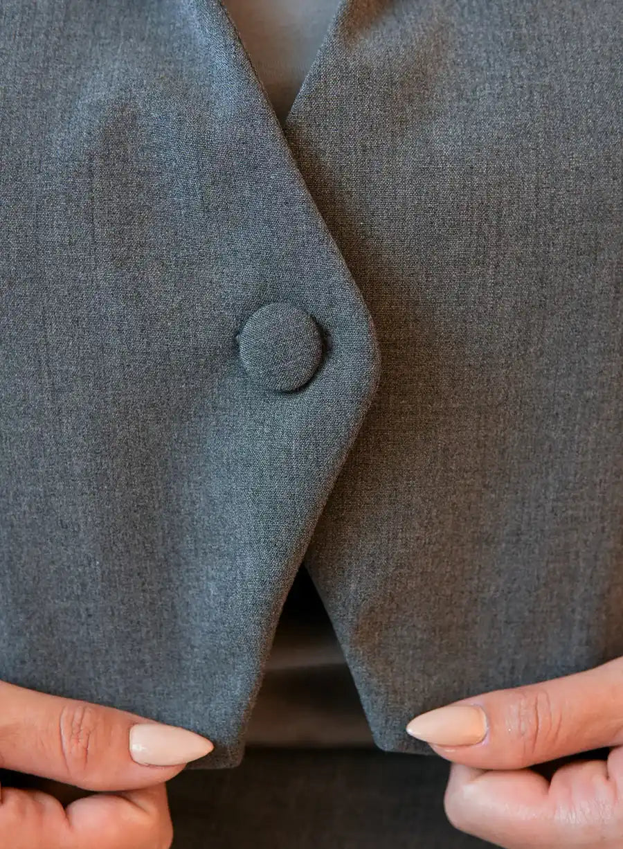 Busto de Blazer Feminino Alfaiataria Cinza Giulietta, blazer cinza, corte reto, elegante e sofisticado.