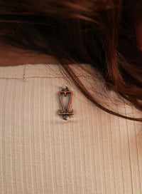Modelo de costas Blusa Decote Redondo Danielle, blusa básica, decote redondo, confortável, ideal para o dia a dia.