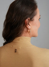 Parte de Costas de Blusa Gola Alta Caramelo Liz, blusa caramelo, gola alta, manga longa, elegante para dias frios.