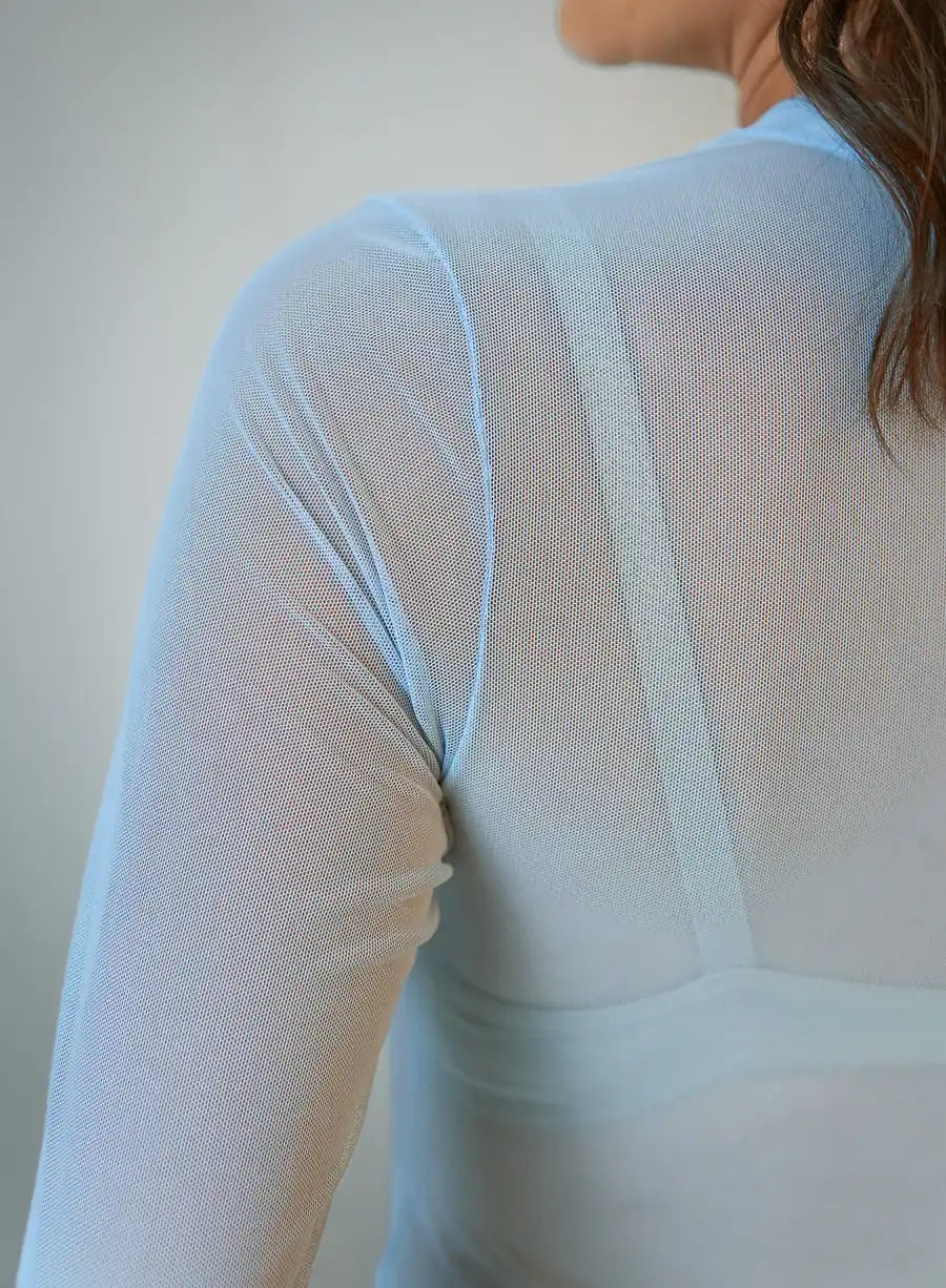 Detalhe do ombro de Blusa Manga Longa Tule Elisa azul em transparência, look sofisticado para ocasiões especiais.