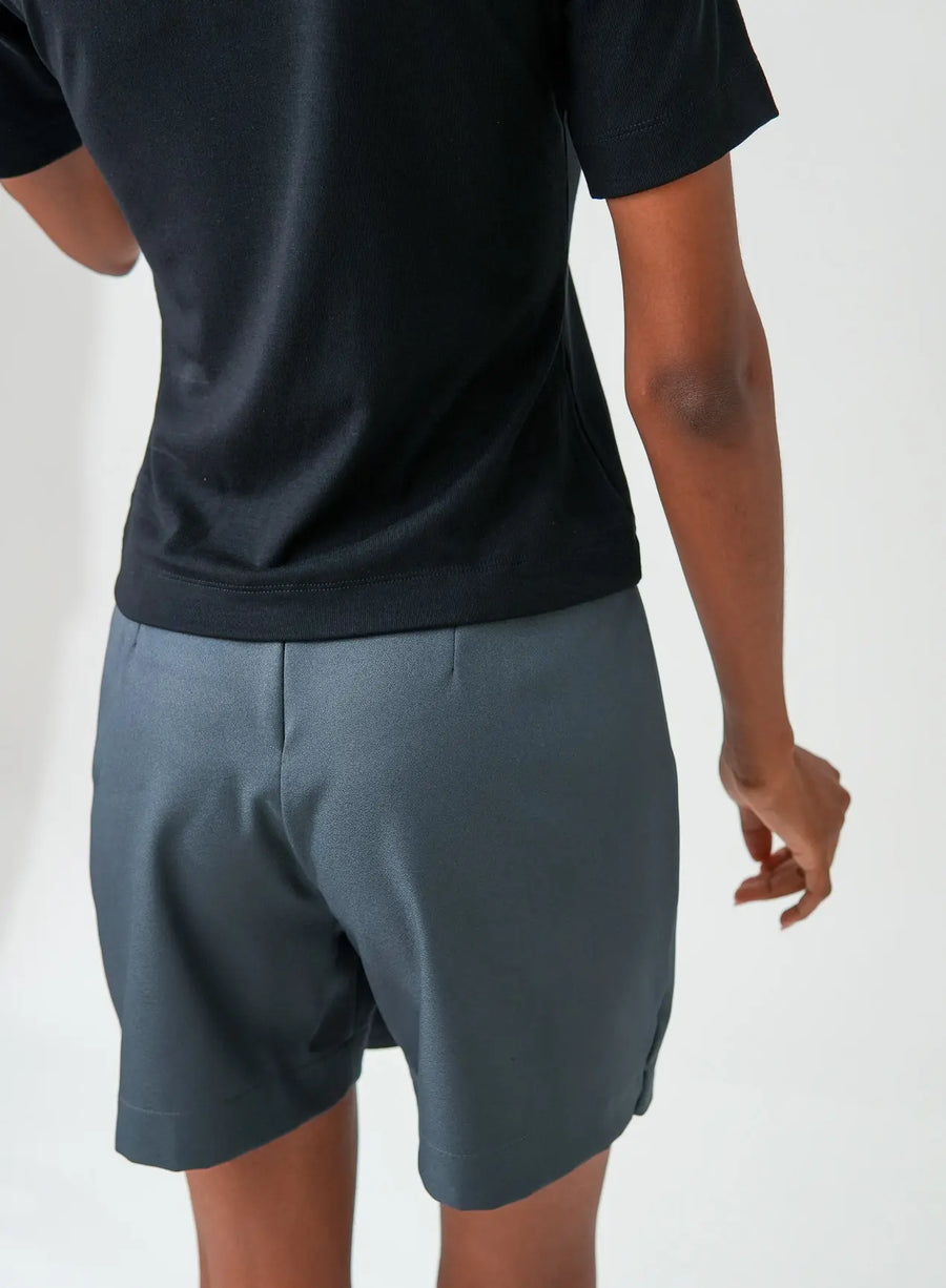 Parte de trás da blusa tshirt e saia cinza chumbo da Elaz.